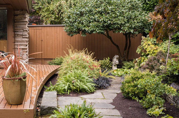 Frank Lloyd Wright inspired home Seattle - back yard