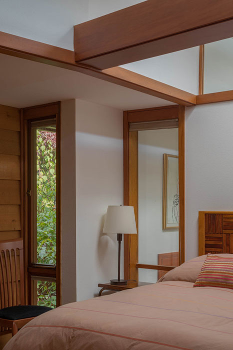 Frank Lloyd Wright inspired home Seattle - bedroom